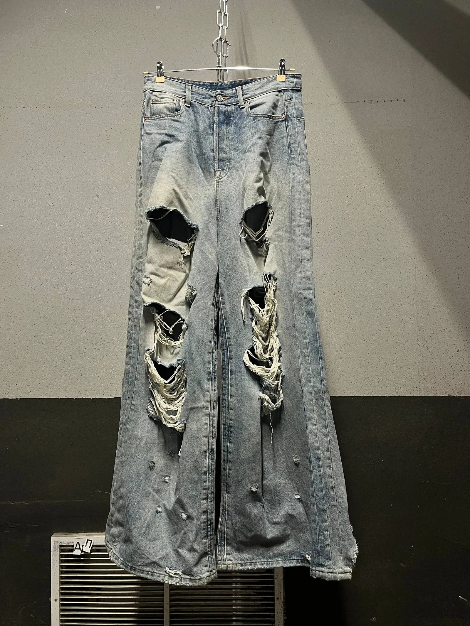 Vetements Distressed Jeans